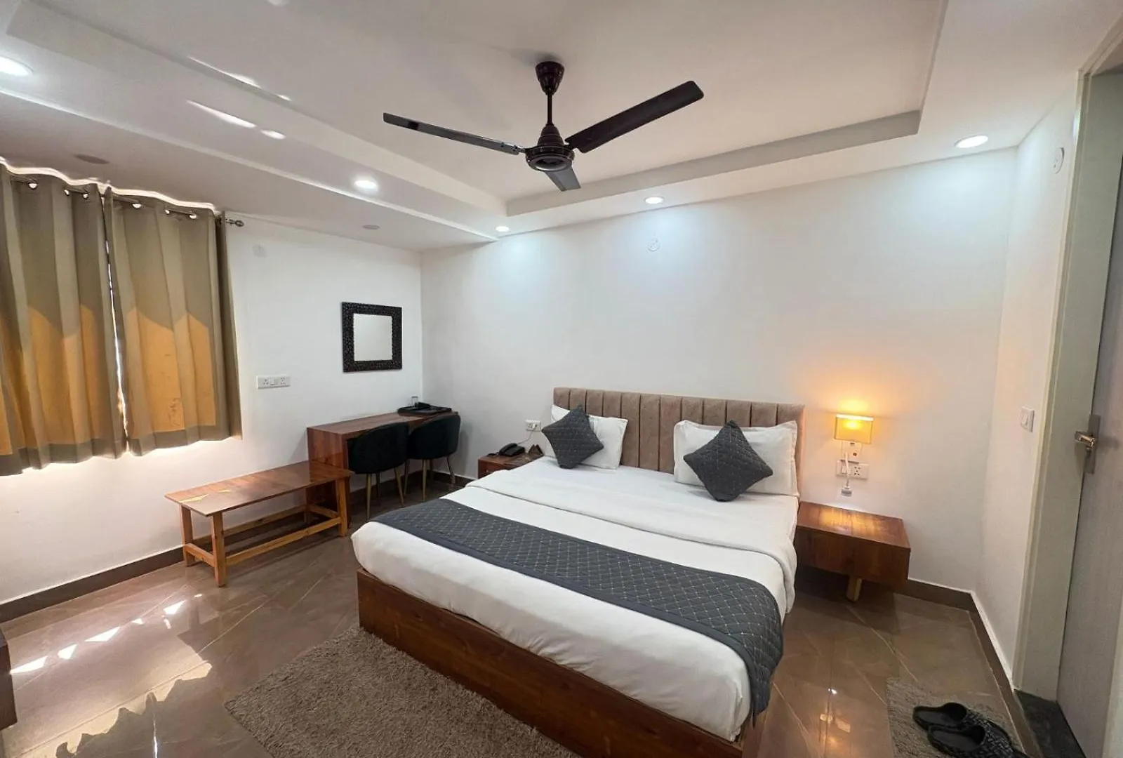 Hotel Jip Breezy Heights Yeni Delhi
