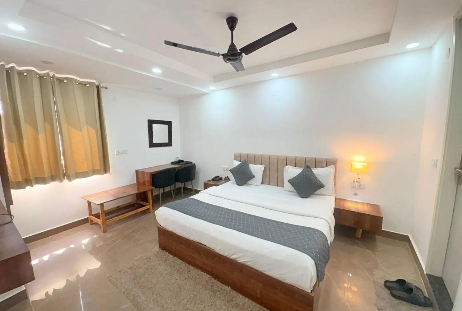 Hotel Jip Breezy Heights New Delhi