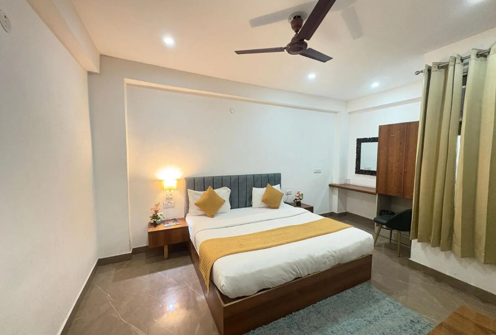 Hotel Jip Breezy Heights New Delhi 2*,