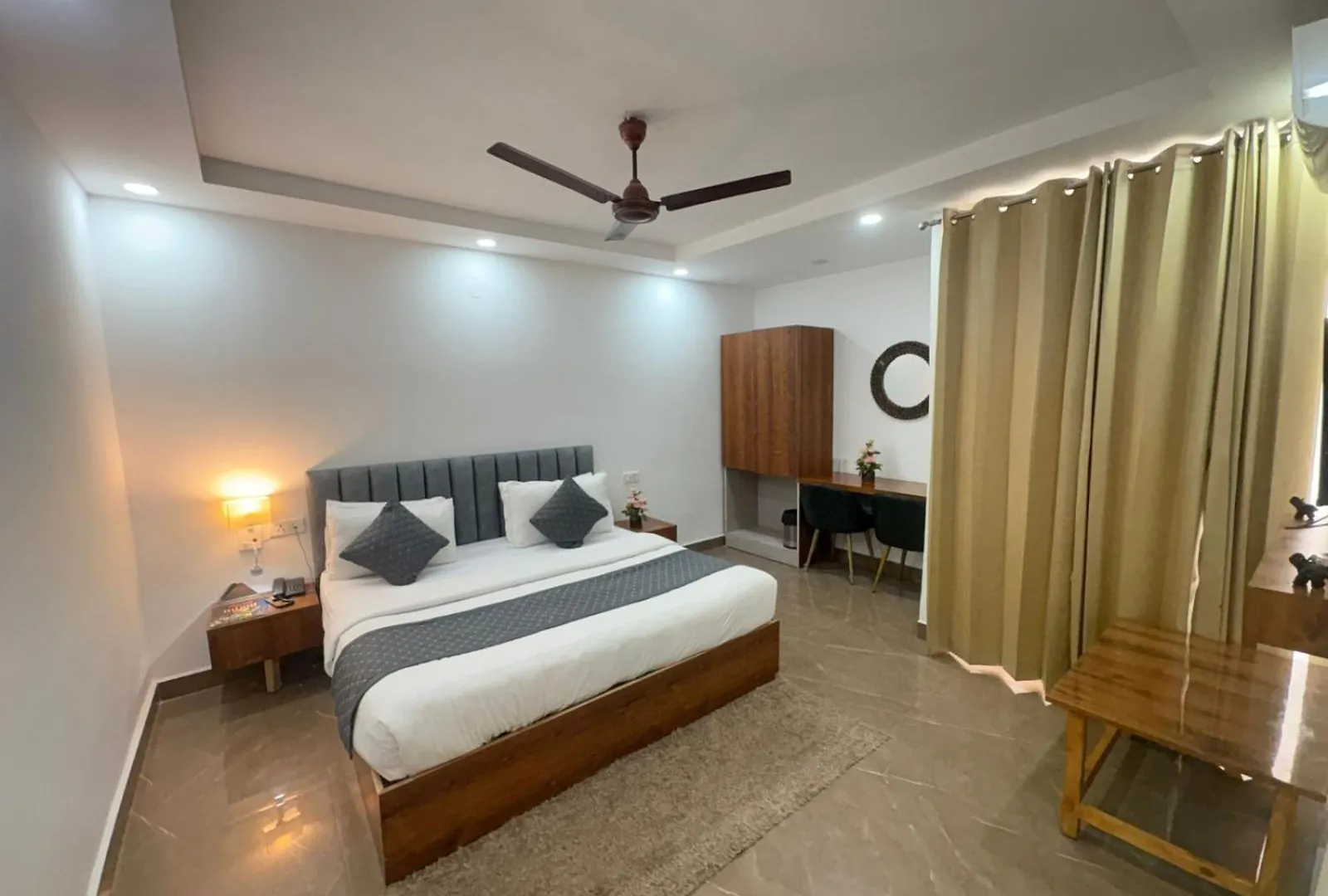 Hotel Jip Breezy Heights New Delhi