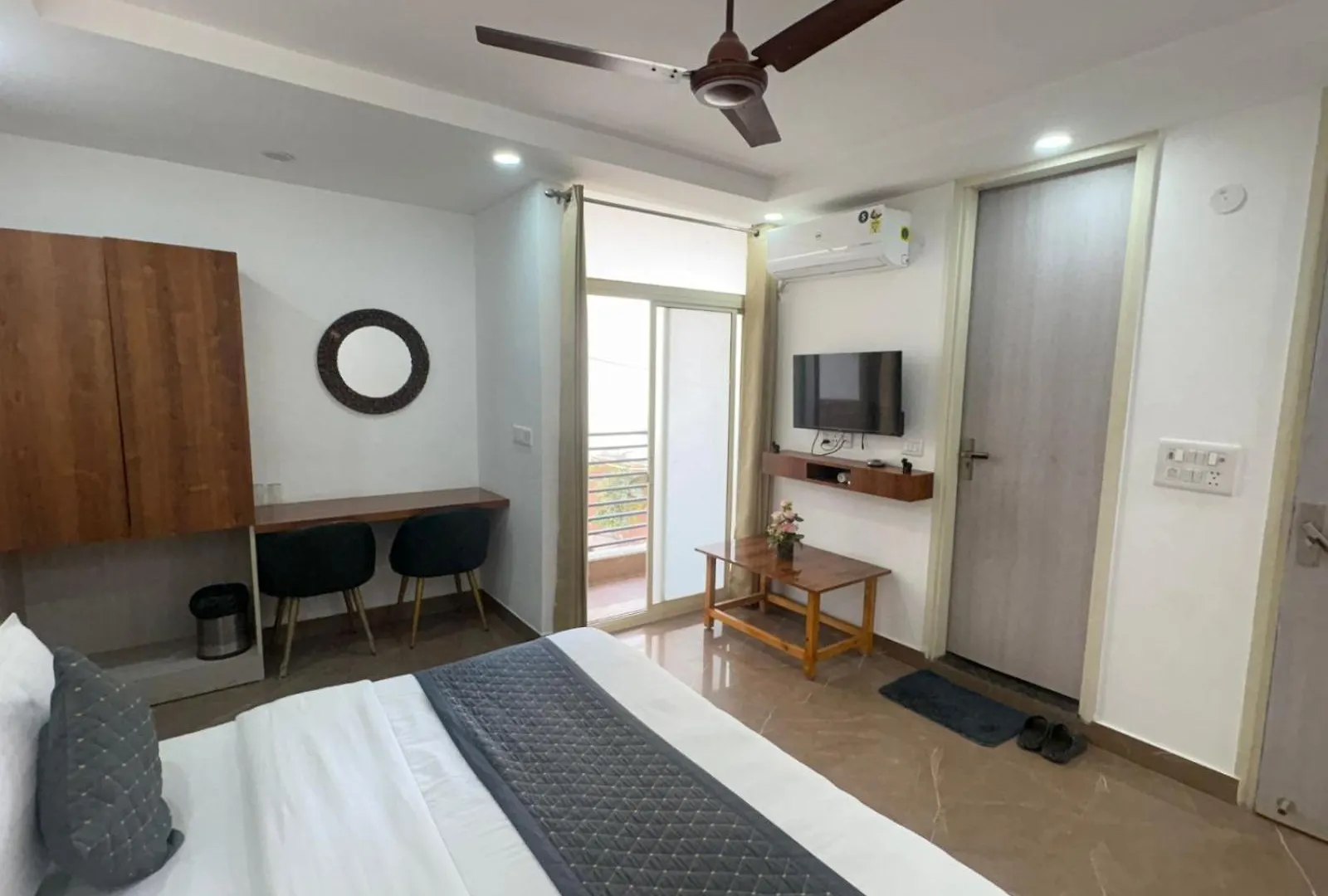 Hotel Jip Breezy Heights New Delhi