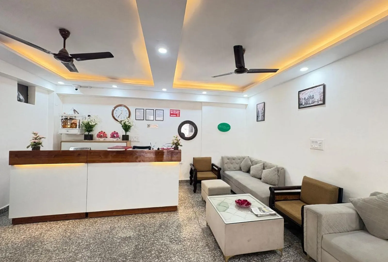 Hotel Jip Breezy Heights New Delhi