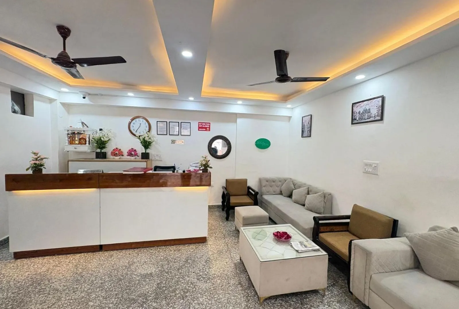 Hotel Jip Breezy Heights New Delhi