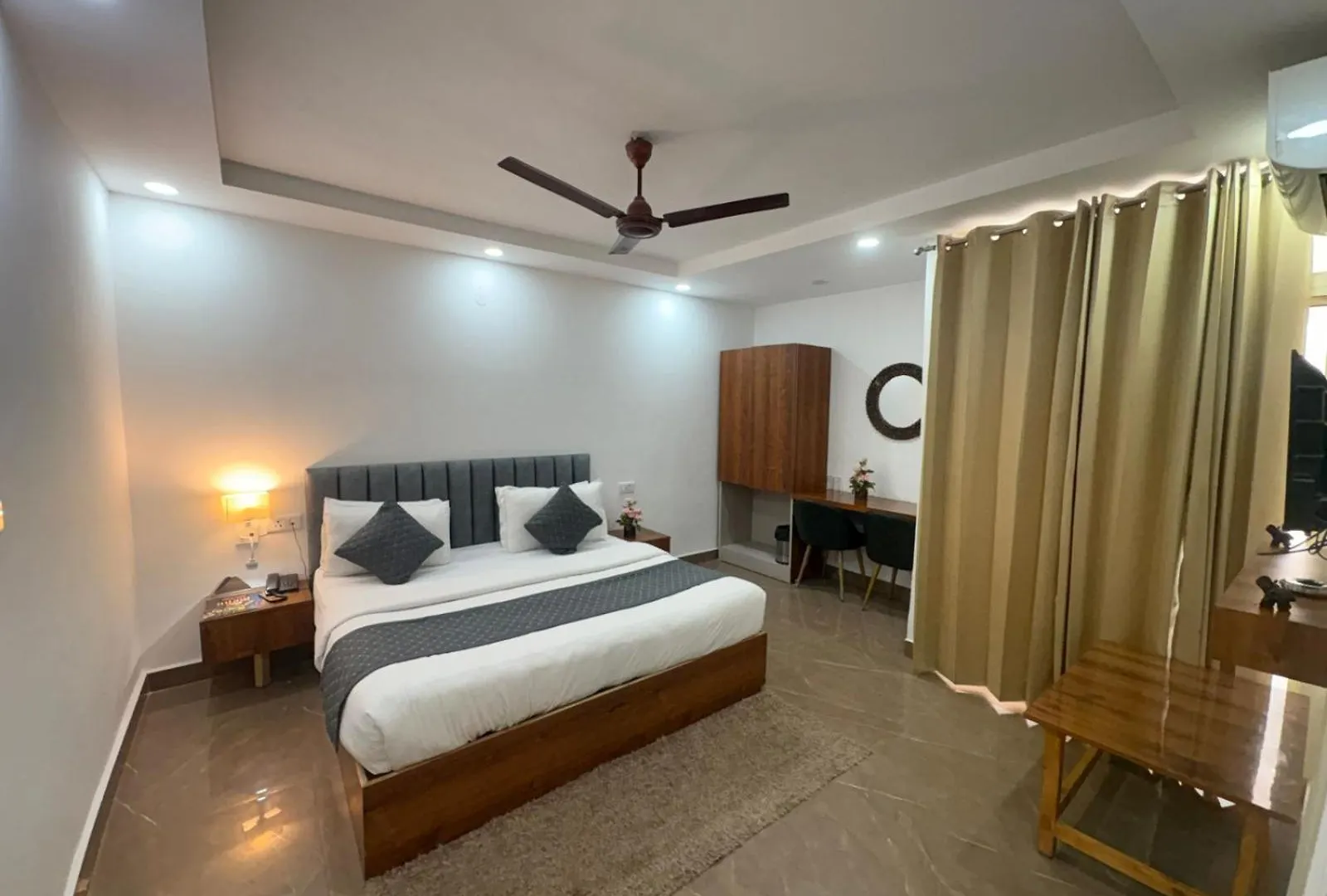 Hotel Jip Breezy Heights New Delhi