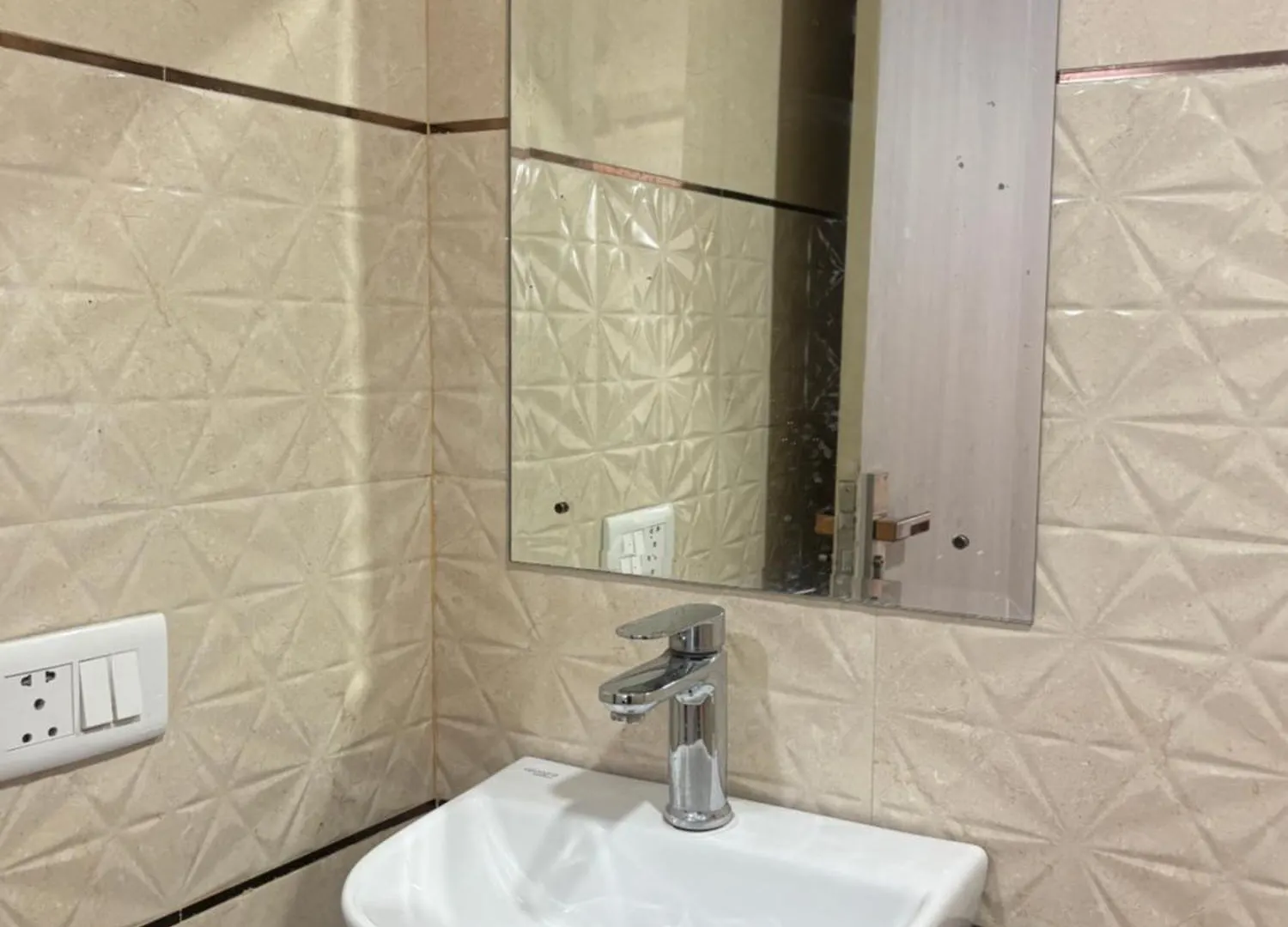 Hotel Jip Breezy Heights New Delhi
