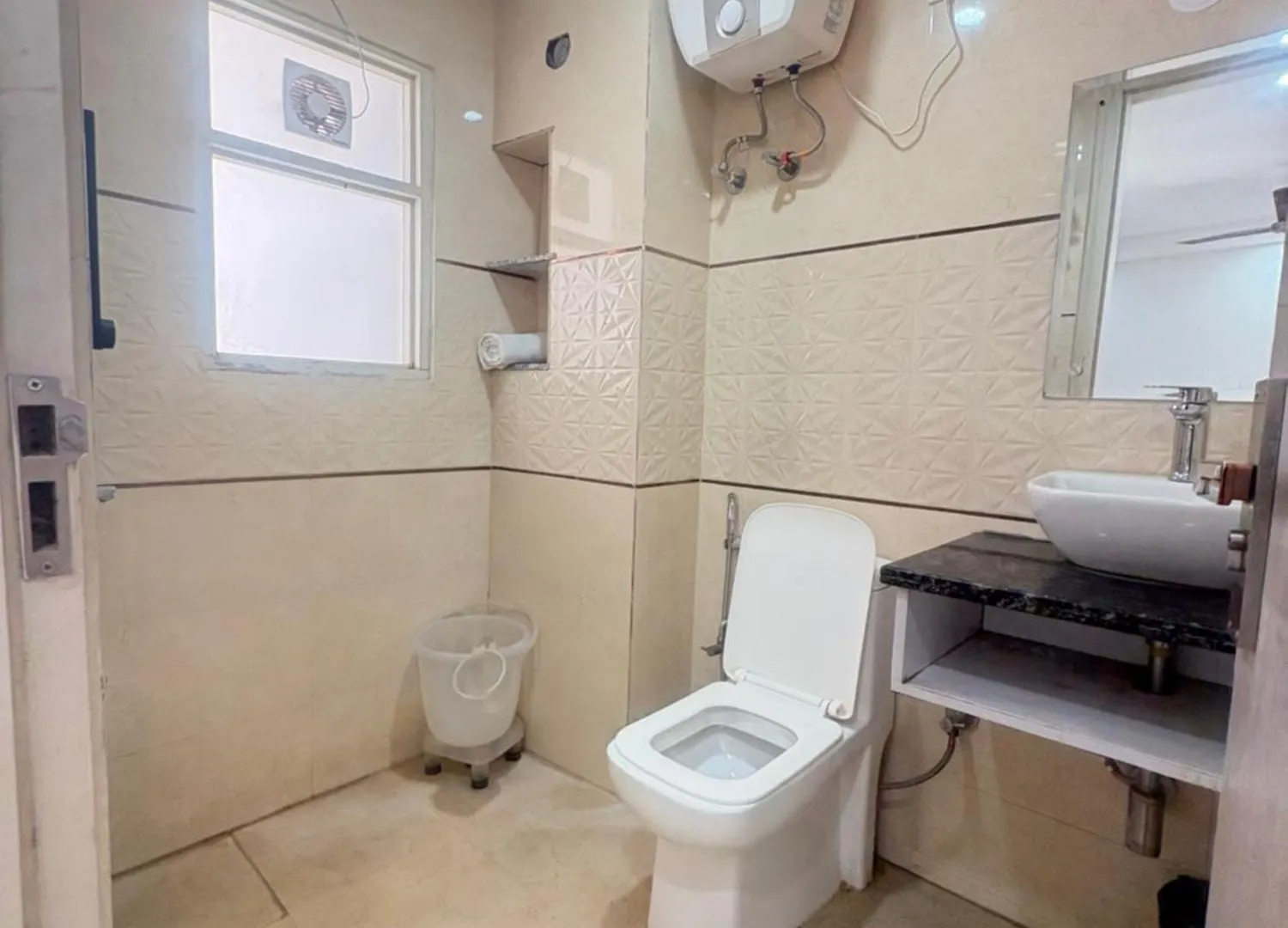 Hotel Jip Breezy Heights New Delhi
